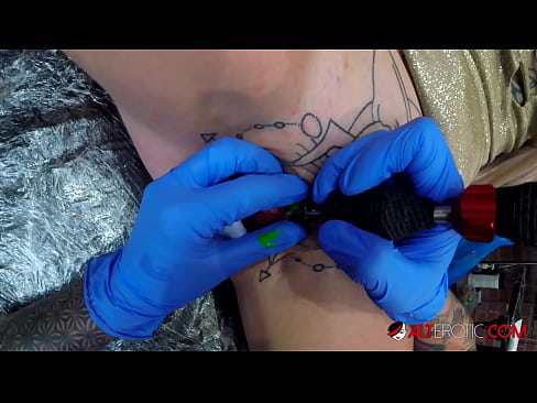 ❤️ Sully Savage, une chaudasse extrêmement tatouée, s'est fait tatouer le clitoris. ❤️ Porno vk at fr.mrvideospornogratis.ru ☑